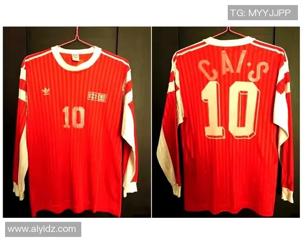 足球巨星亲吻球衣瞬间展现对俱乐部深厚情感与荣耀担当 足球巨星亲吻球衣瞬间展现对俱乐部深厚情感与荣耀担当